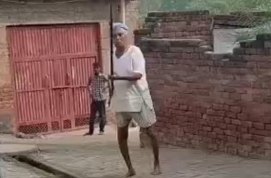 भूमि विवाद में भाला लहराने का वीडियो वायरल