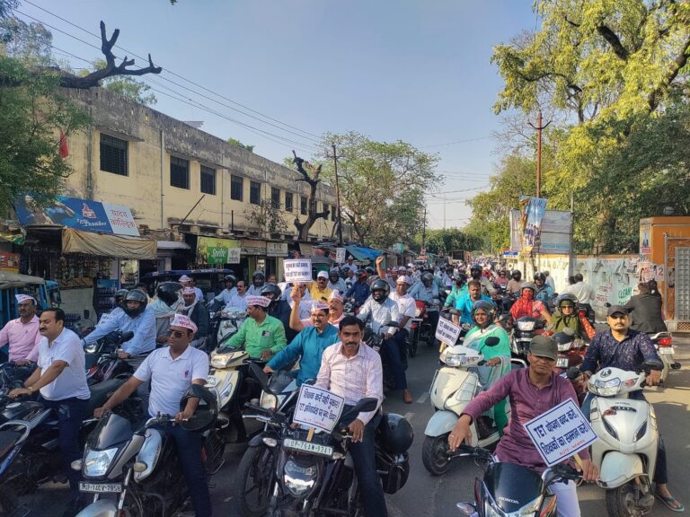 अनिवार्य टीईटी के विरोध में शिक्षकों का प्रदर्शन, निकाला बाइक जुलूस