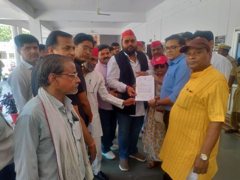स्मार्ट व प्रीपेड मीटर जबरन लगाने पर सपा का विरोध, ज्ञापन सौंपा