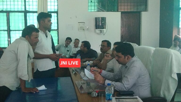 संपूर्ण समाधान दिवस में उमड़ी भीड़, 45 फरियादियों में 2 को न्याय