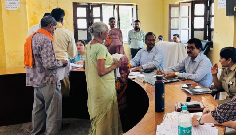 डीएम के सम्पूर्ण समाधान दिवस में 59 शिकायतें, तीन का मौके पर निस्तारण