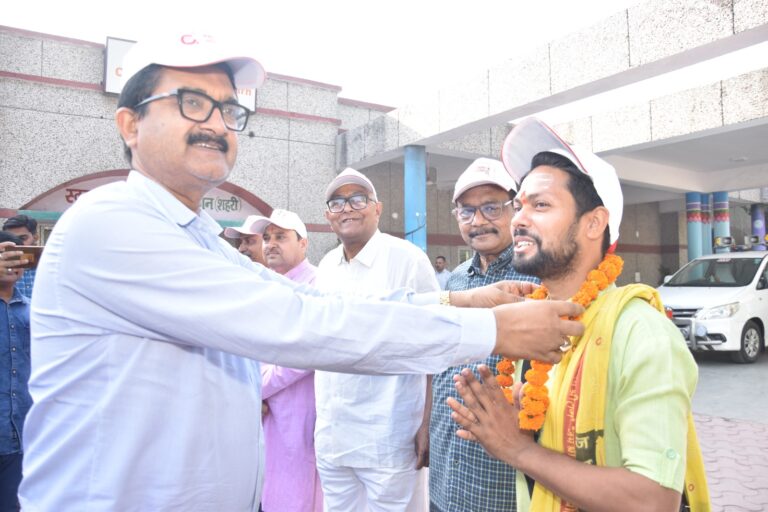 सोमनाथ स्वाभिमान पर्व यात्रा के लिए शिव शक्ति मंदिर के पुजारी सहित फर्रुखाबाद से 10 श्रद्धालु रवाना