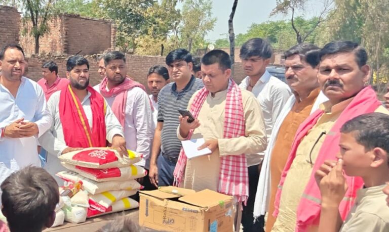 पथरामई व इकलहरा अग्निकांड पीड़ितों की मदद को आगे आई सपा