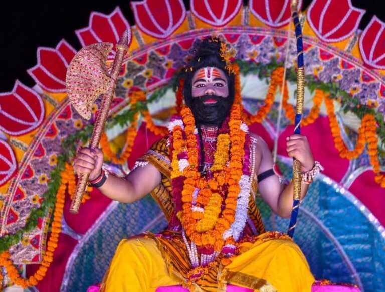 भगवान परशुराम की शोभायात्रा पर जगह जगह पुष्प वर्षा