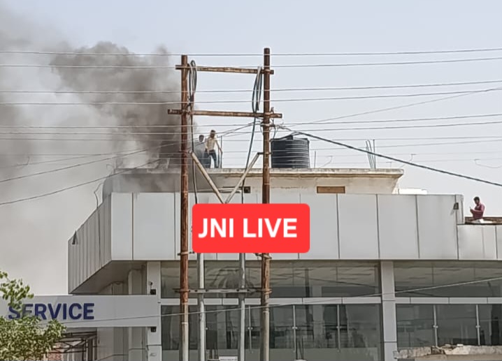 शॉर्ट सर्किट से मारुति सर्विस सेंटर में लगी आग,कार जली