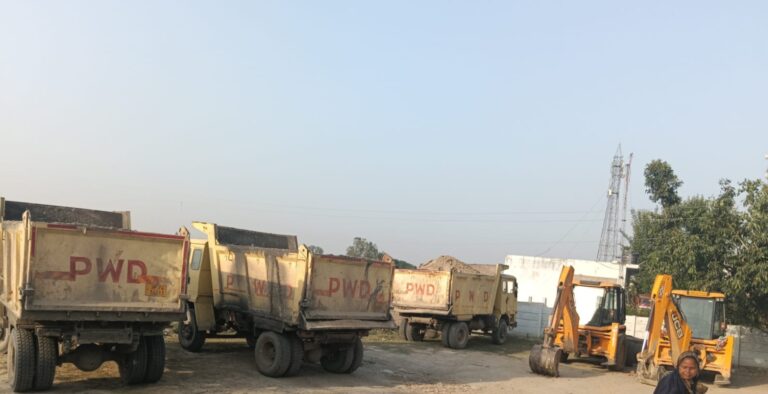 अवैध खनन पर प्रशासन की सख्ती, पीडब्लूडी लिखें 3 डंपर व 2 जेसीबी सीज