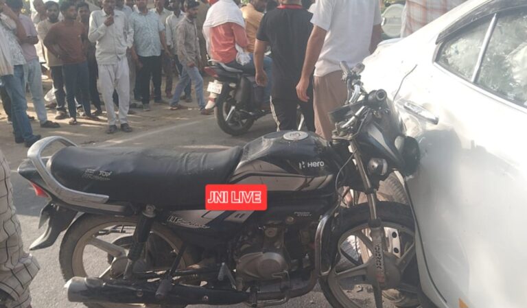तेज रफ्तार कार में घुसी बाइक, सवार बाल-बाल बचा