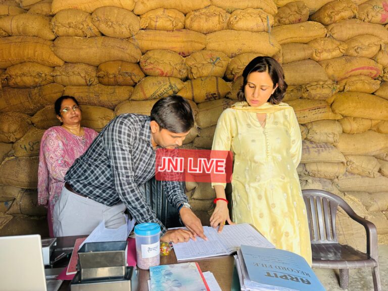 गेहूं खरीद केंद्र पर छापेमारी, डीएम ने तौले इंतजाम