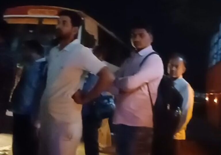 बस स्टॉप पर फिर भिड़े चालक-परिचालक, मारपीट का वीडियो वायरल