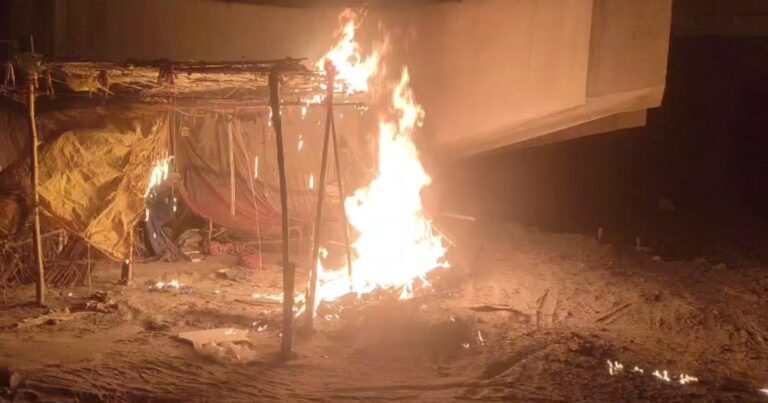 पांचाल घाट पुल के नीचे लगी आग, किराना दुकान व झोपड़ी  राख