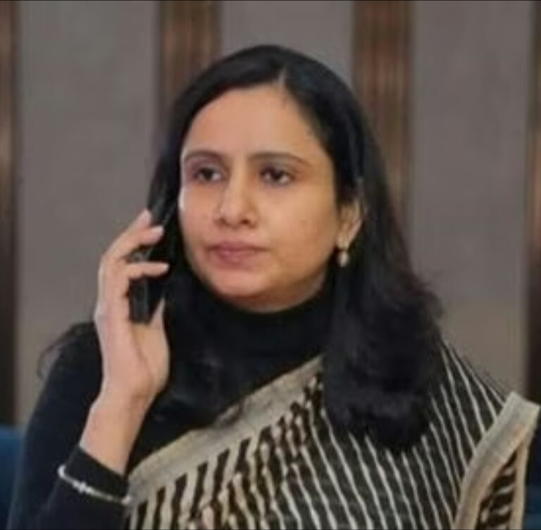 फर्रुखाबाद के डीएम आशुतोष कुमार द्विवेदी का तबादला,डॉ. अंकुर लाठर की तैनाती