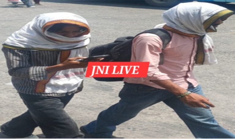 आसमान से बरस रही आग से झुलस रहा तन