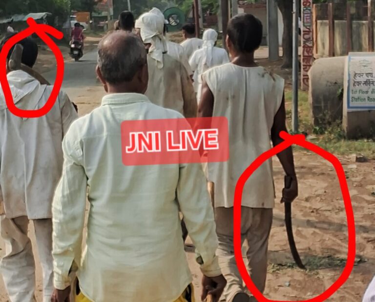 सिपाही के हाथ में डंडा, कैदीयों के हाथ में धारदार हथियार!