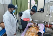 तेज रफ्तार में हादसा: सड़क किनारे खड्ड में गिरी बस, 11 लोग जख्मी