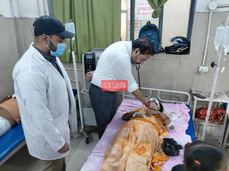 तेज रफ्तार में हादसा: सड़क किनारे खड्ड में गिरी बस, 11 लोग जख्मी