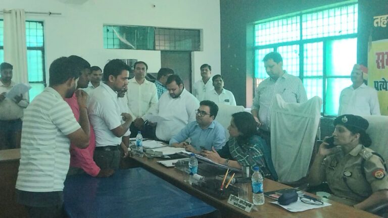 समाधान दिवस में सख्ती: डीएम का कड़ा एक्शन, लेखपाल व ग्राम विकास अधिकारी निलंबित