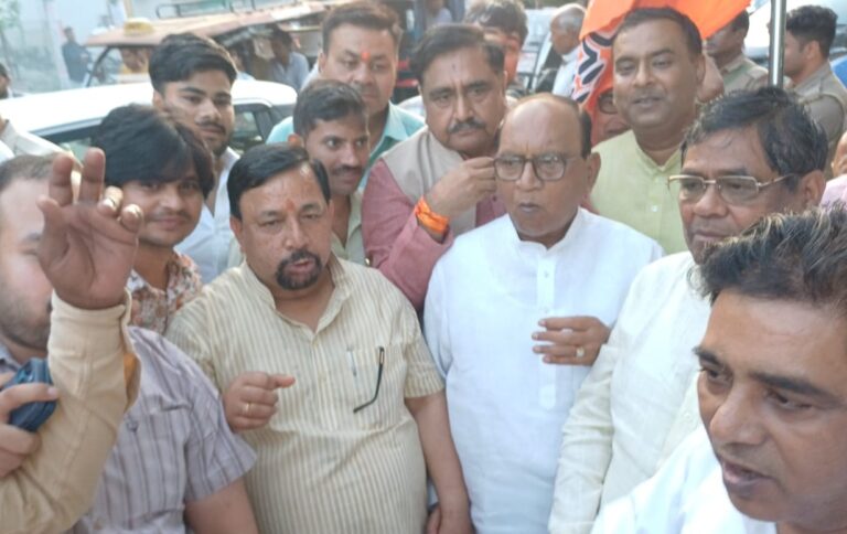 पश्चिम बंगाल जीत पर भाजपा कार्यकर्ताओं का जश्न, आतिशबाजी कर बांटी मिठाइयां