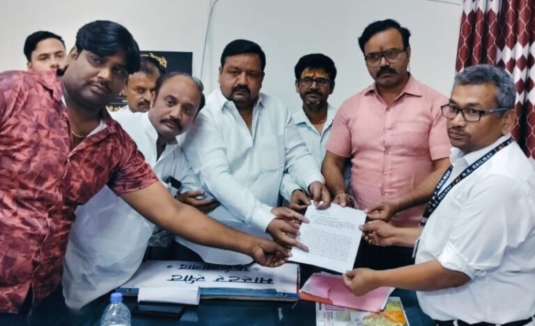 कालिंदी एक्सप्रेस के मार्ग परिवर्तन के विरोध में सौंपा गया ज्ञापन