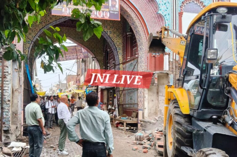 लिंजीगंज गेट के पास चला बुलडोजर, पालिका ने हटवाया अतिक्रमण