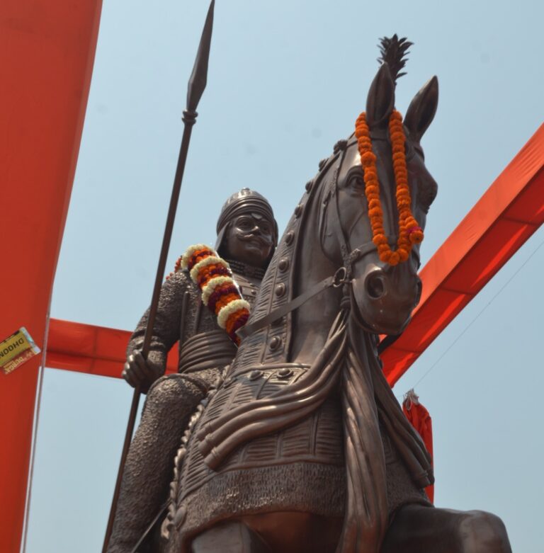 महाराणा प्रताप जयंती पर प्रभारी मंत्री जयवीर सिंह ने किया प्रतिमा का अनावरण
