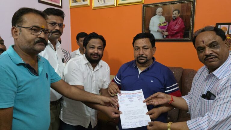कालिंदी एक्सप्रेस के रूट परिवर्तन पर व्यापार मंडल सक्रिय, सांसद को सौंपा ज्ञापन