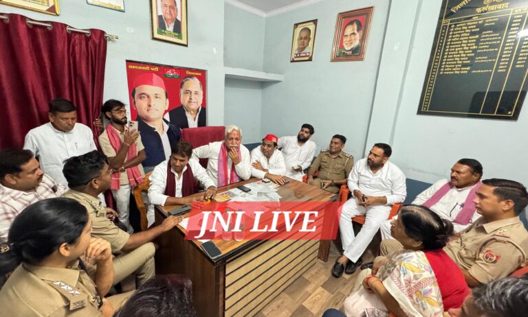 चाचूपुर जाने से पहले ही पुलिस नें रोंका सपा का प्रतिनिधिमंडल, एसपी से भेट के बाद पीड़ित परिवार से मिला