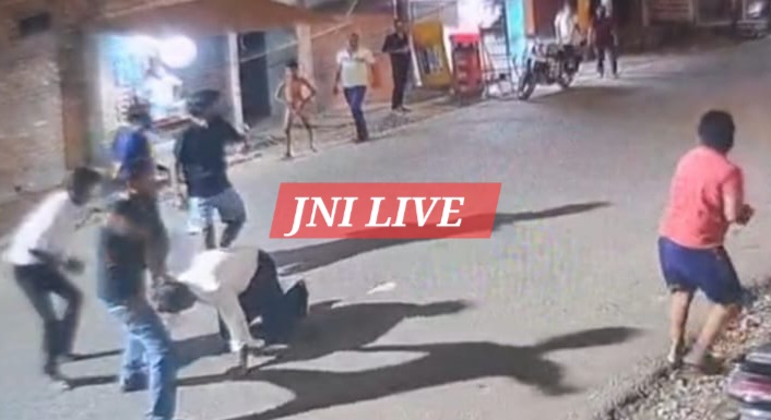 होटल में खाने को लेकर भिड़े दो पक्ष, मारपीट का वीडियो वायरल