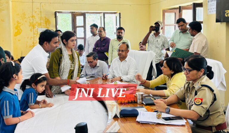 सम्पूर्ण समाधान दिवस में  65 शिकायतों में तीन का मौके पर निस्तारण