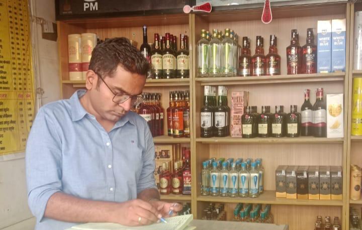 आबकारी विभाग का छापामार अभियान, शराब दुकानों का किया गया औचक निरीक्षण