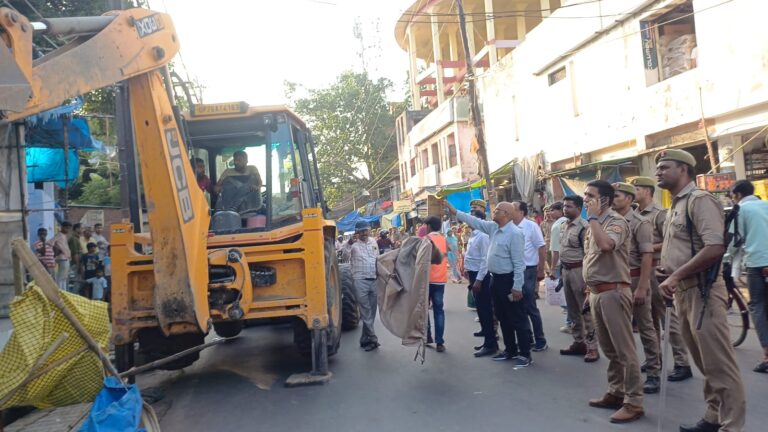 शहर में चला अतिक्रमण हटाओ अभियान, नगर पालिका ने जब्त किया सामान