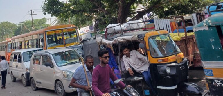 पांचाल घाट पुल पर मरम्मत कार्य बना मुसीबत, तीन घंटे तक लगा भीषण जाम
