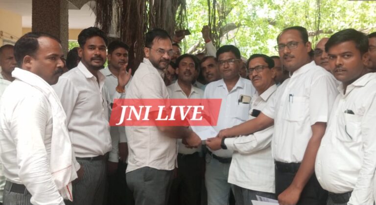 लखनऊ लाठी चार्ज कांड को लेकर अधिवक्ताओं में उबाल, सौंपा ज्ञापन