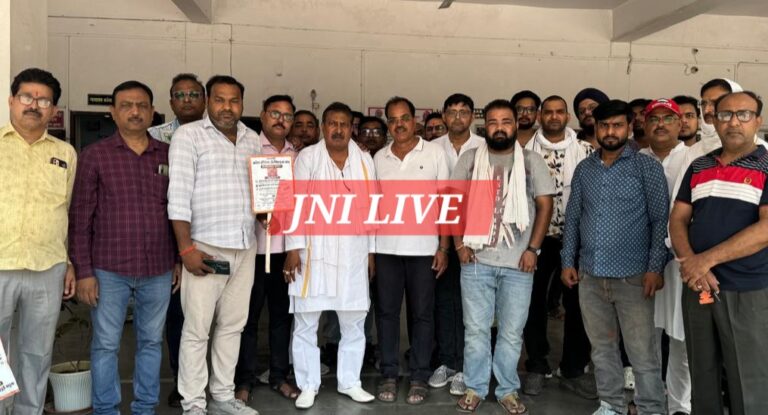 ऑनलाइन दवा बिक्री के विरोध में केमिस्टों नें निकाला बाइक जुलूस