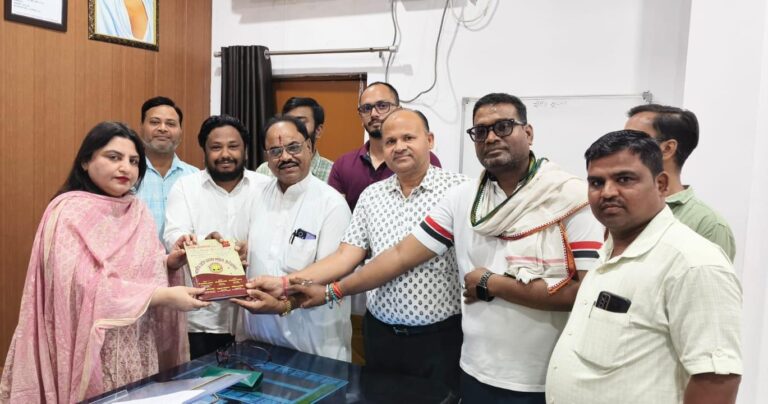 व्यापार मंडल ने डीएम को सौंपा आठ सूत्रीय ज्ञापन, उठाईं व्यापारियों की समस्याएं