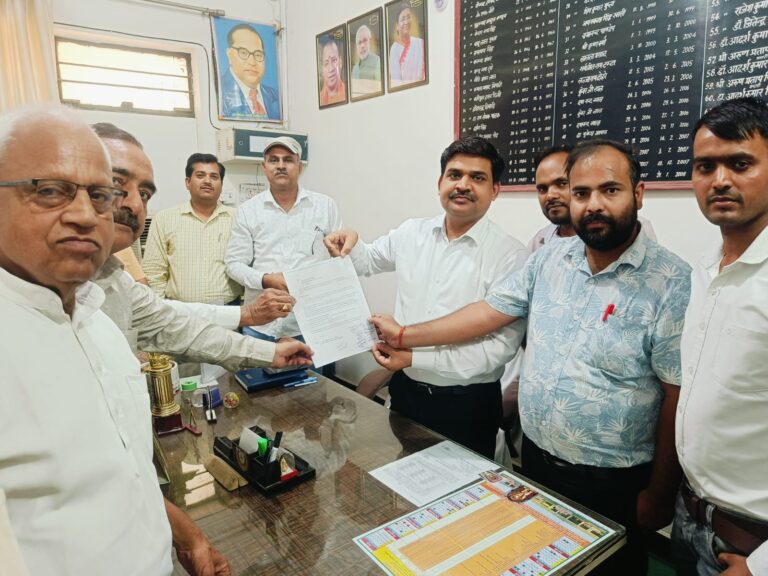 आउटसोर्स कर्मचारियों ने मानदेय बढ़ाने की मांग को लेकर सौंपा ज्ञापन