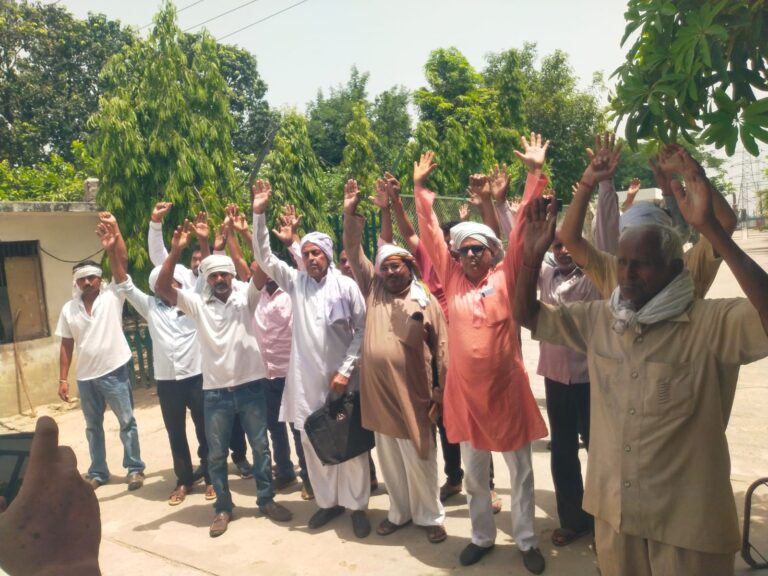 बिजली कम मिलने से आक्रोश होकर किसान भाइयों ने घेरा विद्युत केंद्र