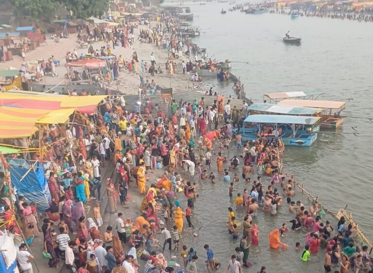 गंगा दशहरा पर घाटों पर उमड़ी आस्था