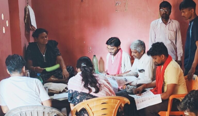 बूथ लेवल पर सपा को मजबूत करने में जुटे कार्यकर्ता