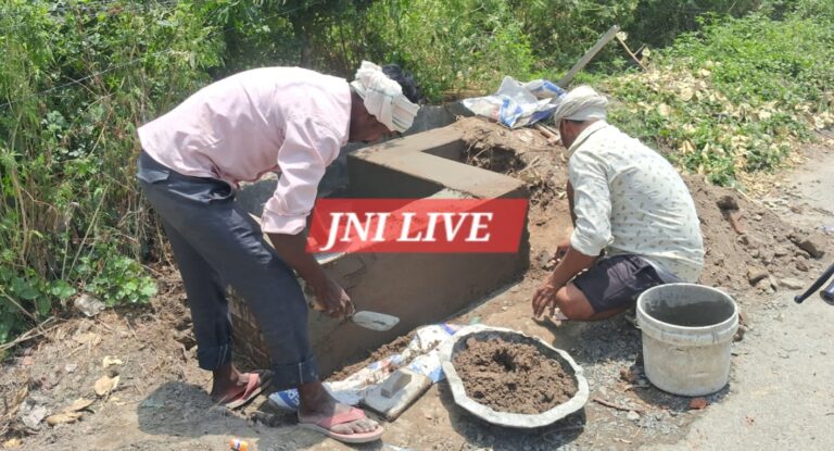 खबर का असर: दुरस्त की गयीं नलकूप की फूटी हौदें, सड़क पर जल भराव से मिलेगी राहत