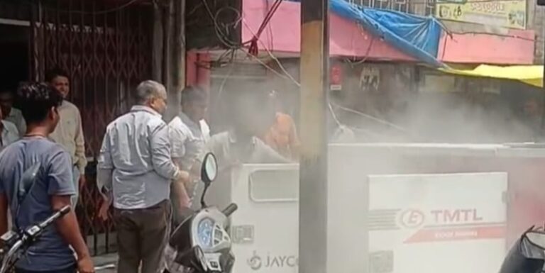 पीएनबी शाखा के बाहर जनरेटर से उठा धुआं, कर्मचारियों की तत्परता से टला बड़ा हादसा