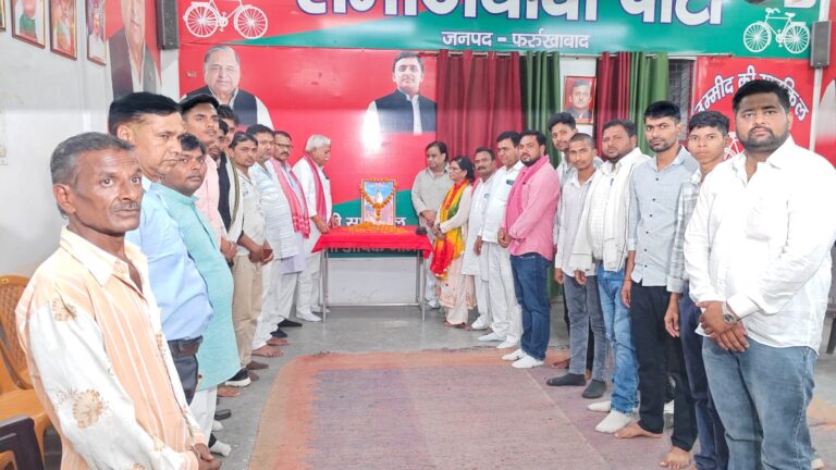 सपाइयों ने जयंती के पर राज माता अहिल्या बाई होल्कर को किया याद