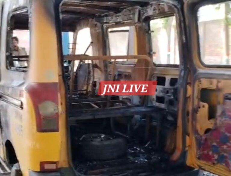 स्कूल परिसर में खड़ी वैन में लगी आग, बड़ा हादसा टला