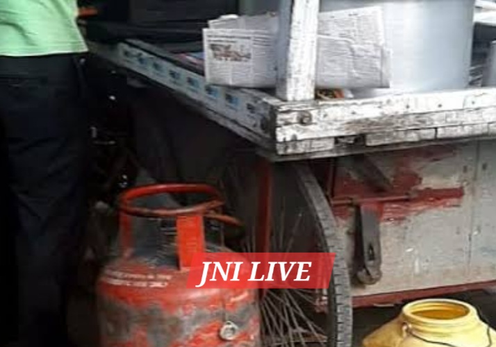 घरेलू सिलेंडरों से चल रहा था कारोबार, दो प्रतिष्ठानों पर छापा, एफआईआर