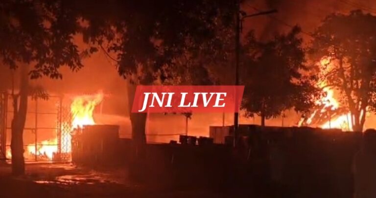 कायमगंज मंडी में भीषण अग्निकांड, आधा दर्जन दुकानों का सामान जलकर राख