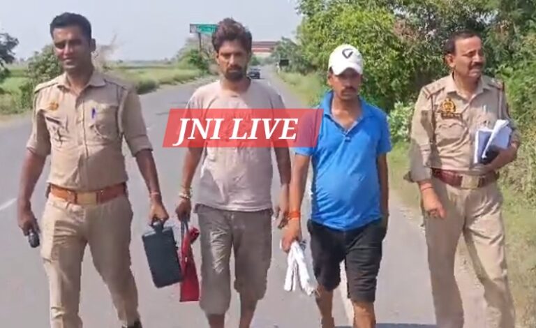 जिला बदर दो भाइयों को पुलिस ने जनपद सीमा से किया बाहर