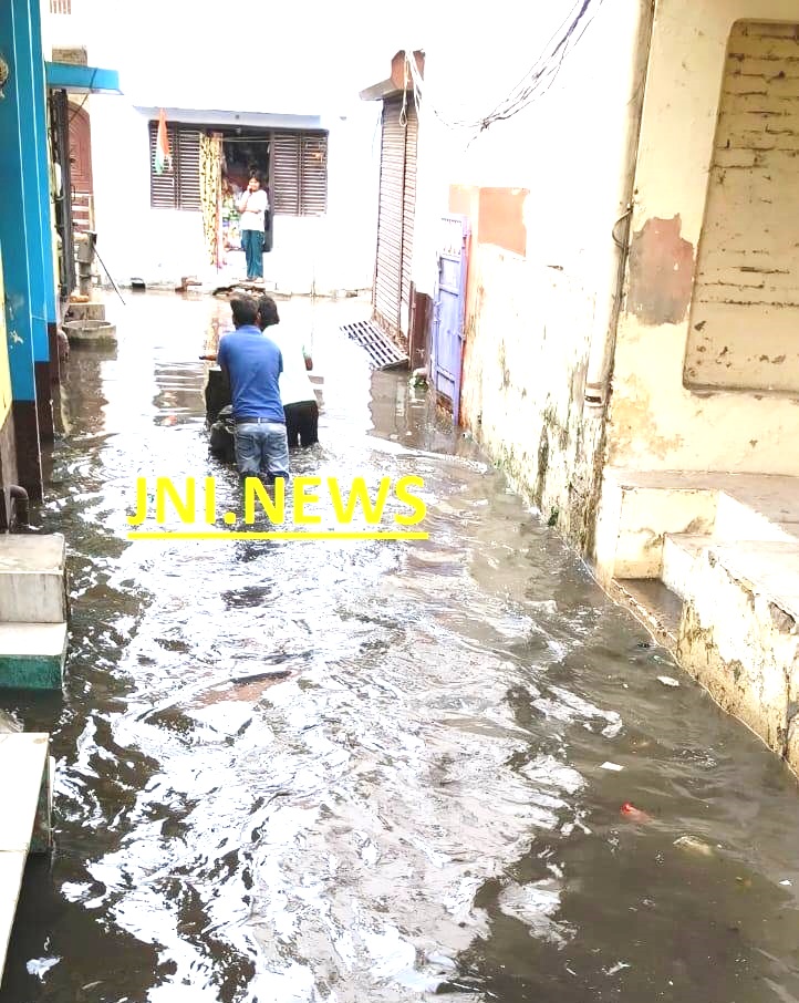 चोक नाले से जल निकासी बाधित,तालाब में तब्दील हुई गली,मरम्मत का कार्य जारी