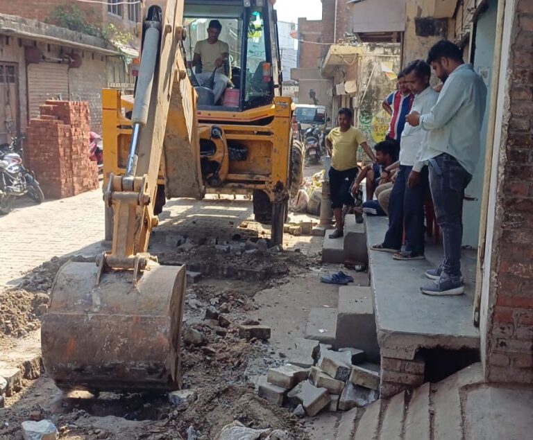 हल्की बारिश में चोक हुआ अंडरग्राउंड नाला, सड़क पर जलभराव से लोगों को परेशानी