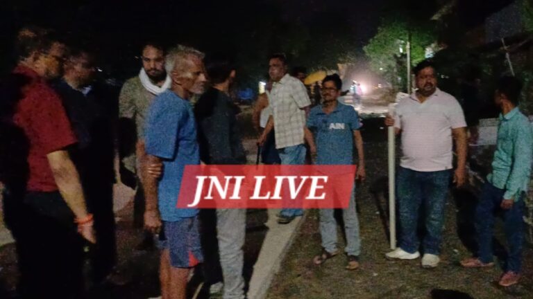 फुटपाथ निर्माण में अनियमितता के आरोप पर हंगामा, जांच की मांग