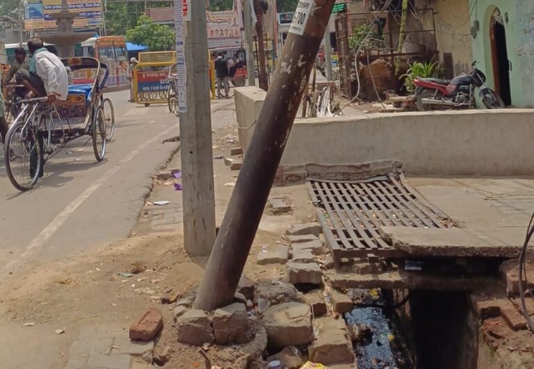 लाल गेट चौराहे पर जर्जर हाई टेंशन पोल बना खतरा, शिकायतों के बावजूद नहीं जागा बिजली विभाग