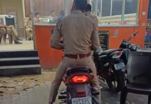 संघ पदाधिकारी की बाइक रोंकने में चौकी इंचार्ज समेत चार पुलिसकर्मी लाइन हाजिर